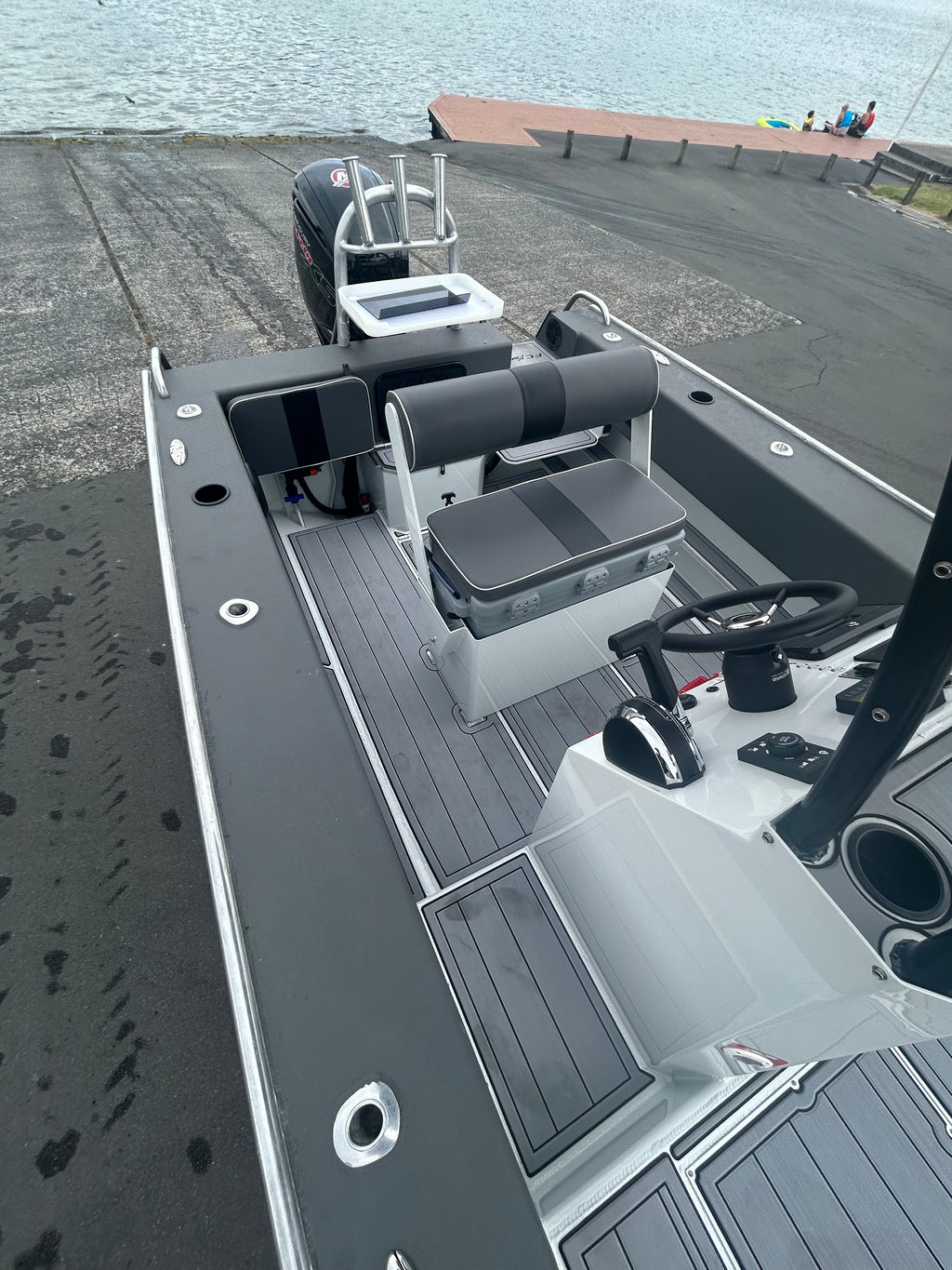 Fin Chaser 560 Center Console Amphibious