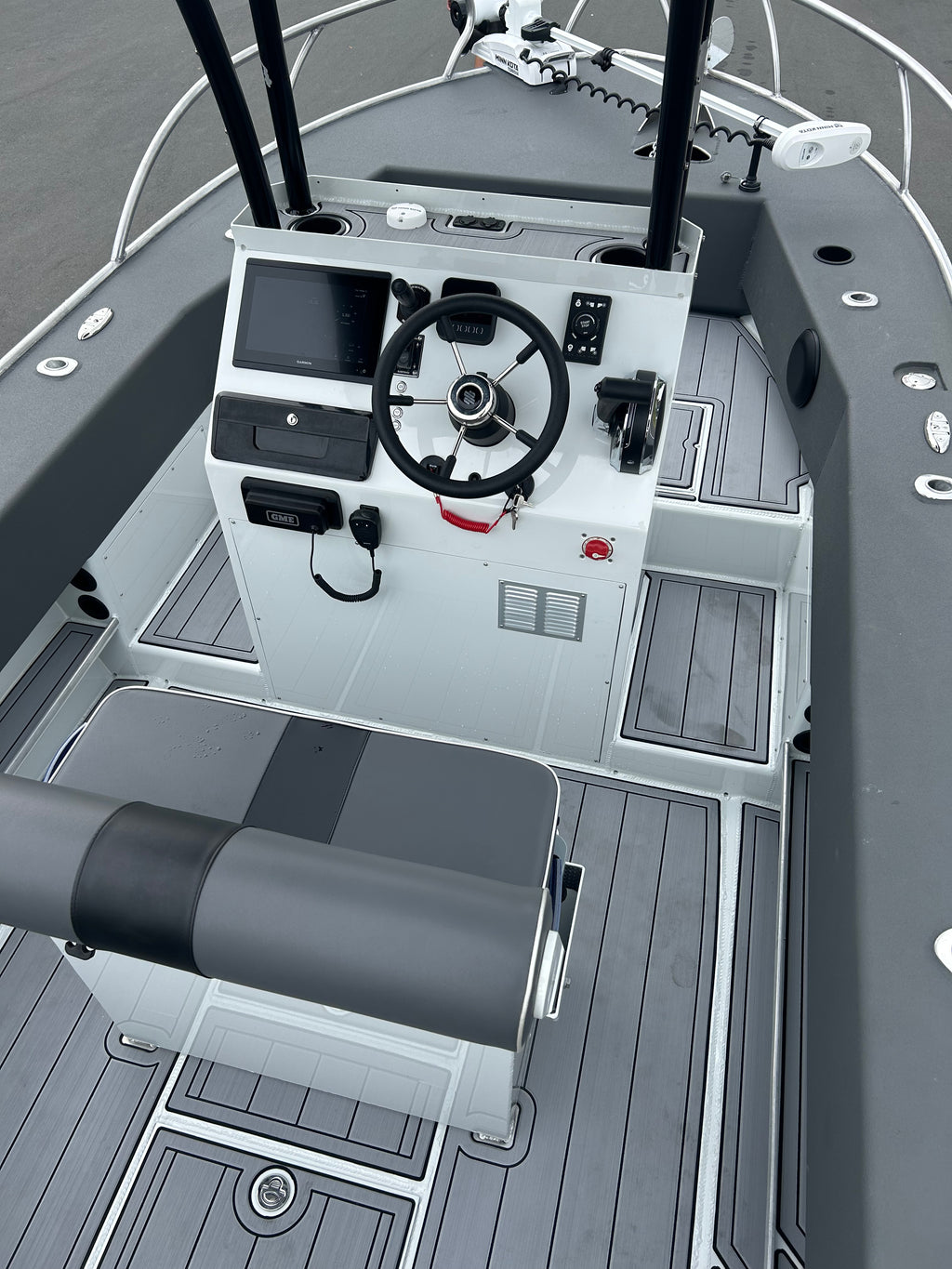 Fin Chaser 560 Center Console Amphibious