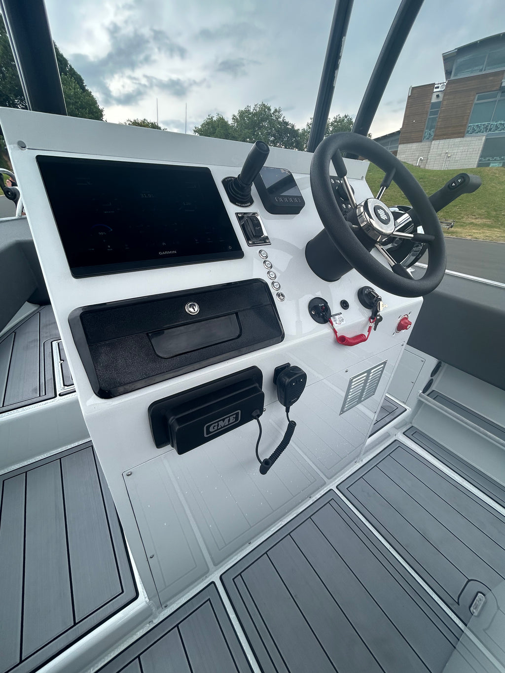 Fin Chaser 560 Center Console Amphibious
