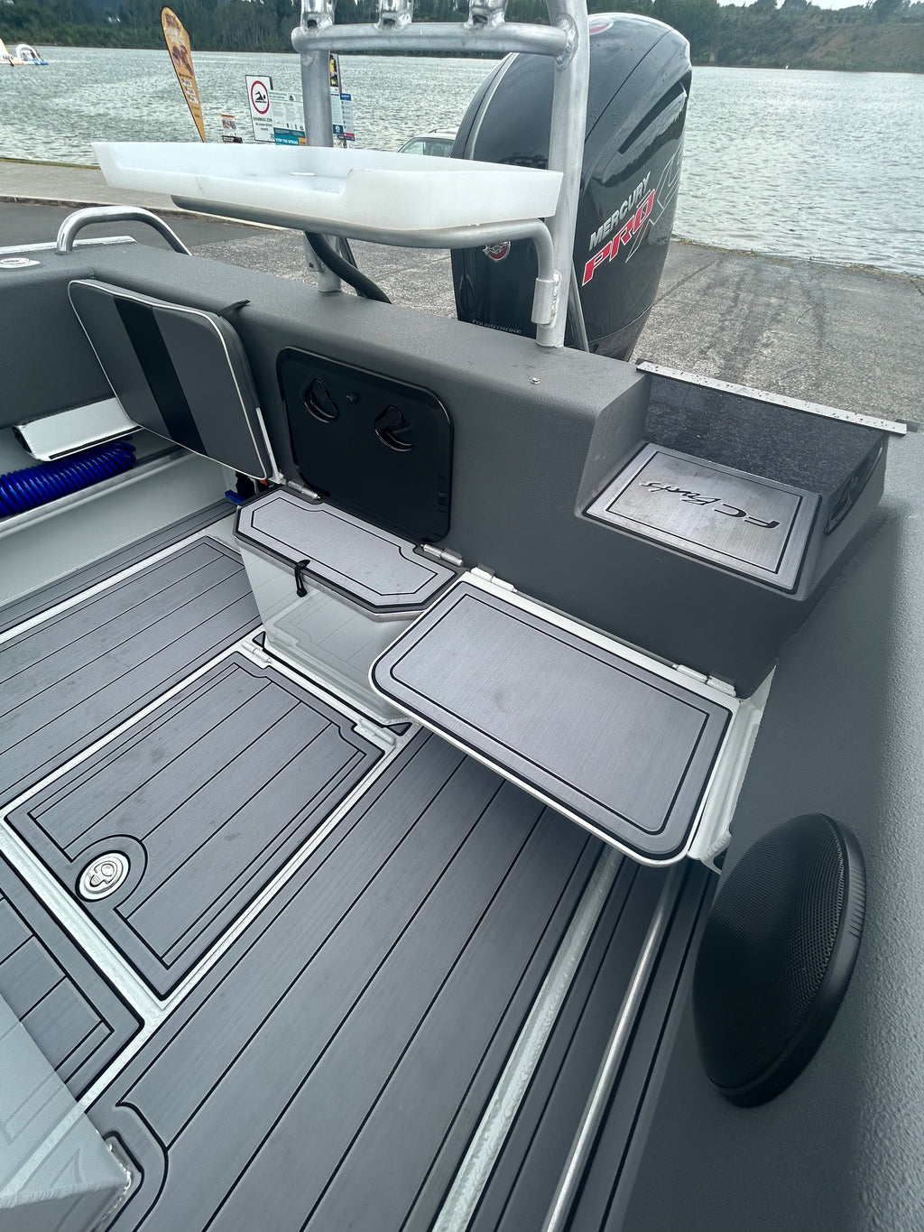 Fin Chaser 560 Center Console Amphibious