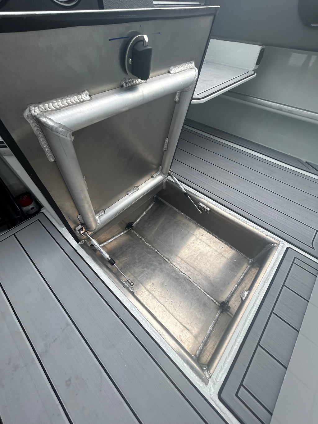 Fin Chaser 560 Center Console Amphibious