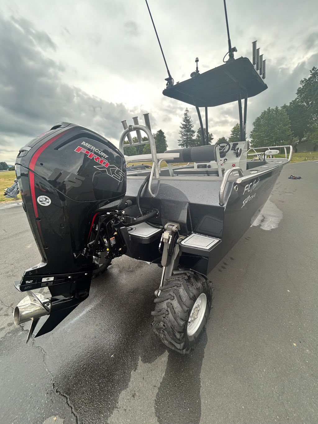 Fin Chaser 560 Center Console Amphibious