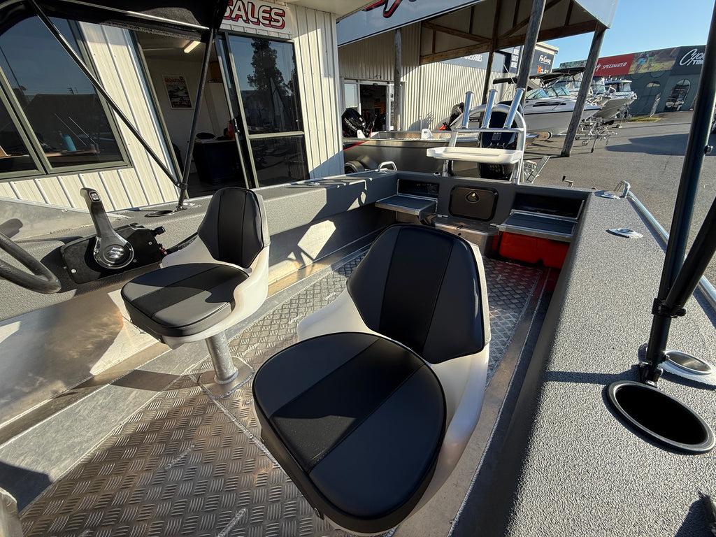 2023 Fin Chaser 465R