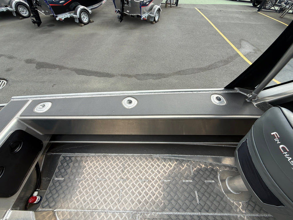 Fin Chaser 560C